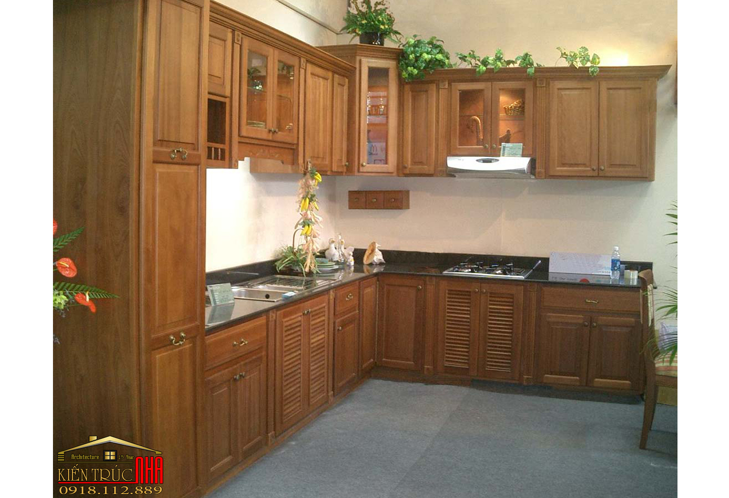 Mẫu Phòng Bếp Với Tủ Gỗ Màu Vàng Tự Nhiên Lát Gạch