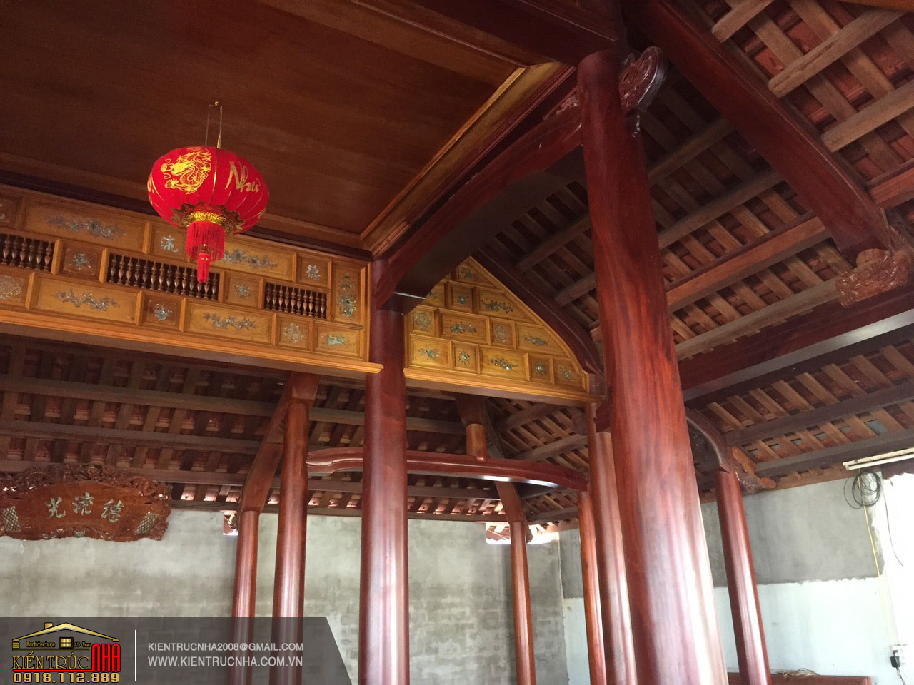 Nhà gỗ đẹp với mái ngói đỏ 3 gian có sân vườn phong cách Trung Quốc