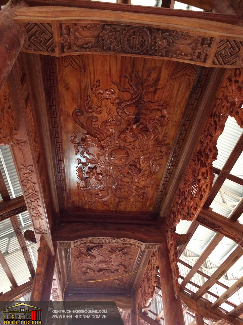 Nhà gỗ đẹp với mái ngói đỏ 3 gian có sân vườn phong cách Trung Quốc